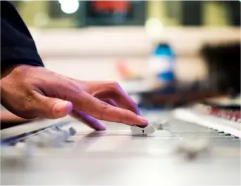 Blog Titel: Erfolgsgeschichte Audio Streaming Start-up. Zusammenfassung: Der Kunde hatte veraltete Prozesse in der Audio-Produktion und Buchhaltung, die den digitalen Anforderungen nicht standhalten konnten. Das Entwicklungsteam hat daraufhin eine Plattform erstellt, die Abläufe optimiert, die Datenqualität verbessert und Funktionen automatisiert hat, was zu einem Umsatzanstieg und mehr Skalierbarkeit für das Geschäft des Kunden geführt hat.