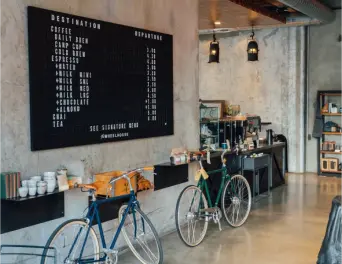 Blog Titel: Erfolgsgeschichte Multichannel Händler. Zusammenfassung: Ein Multichannel-Händler hatte Probleme mit der Verwaltung einer großen Anzahl an SKUs und der Aktualität der Produktdaten. Eine Lösung bestand darin, ein Excel-ähnliches Produktmanagementsystem zu implementieren, das Daten per Knopfdruck synchronisiert. Das Projekt führte zu einer Erhöhung des Umsatzes.